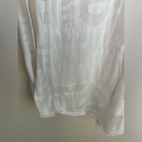 HTF Lululemon Flip Your Dog Top in White Exploded Manifesto Pop Block L/XL - Picture 4 of 9